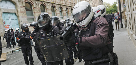 Gut ausgerüstet gegen die Bevölkerung: Die Pariser Polizei im Ei... Gut ausgerüstet gegen die Bevölkerung: Die Pariser Polizei im Ei...