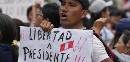 Demonstranten vor dem Polizeikomplex, in dem Pedro Castillo fest...