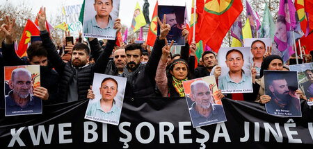 Demonstration in Paris in Gedenken an die sechs Opfer der Attent...