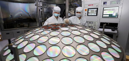 Mitarbeiter arbeiten an einer Produktionslinie für Halbleiterchi...