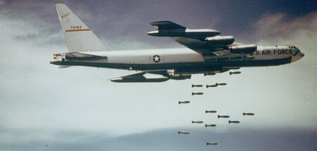 B-52-Bomber »Stratofortress« wirft in den späten 1960er Jahren B...