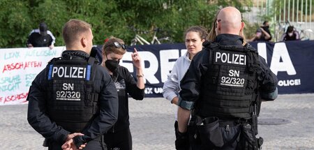 Auch Unterstützerinnen der Antifaschisten bekommen es mit der Po...