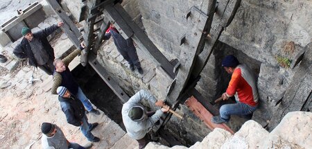 Reparatur mit einfachsten Mitteln: Wiederaufbau eines Wasserrads...