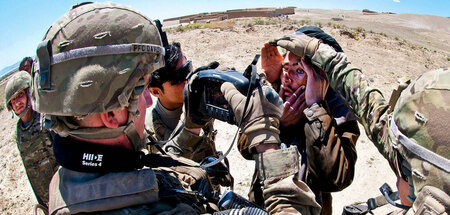US-Soldaten erfassen einen Afghanen während einer Patrouille in ...
