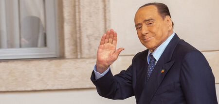 Der Medienkonzern des Berlusconi-Clans streckt die Finger nach d... Der Medienkonzern des Berlusconi-Clans streckt die Finger nach d...