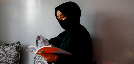 Die 25jährige Dozentin Bakhshi liest in ihrem Haus in Kabul ein ...