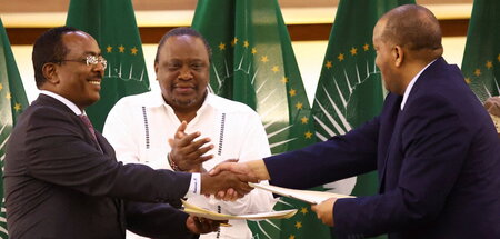 Vermittler Uhuru Kenyatta (M.) applaudiert der Einigung der verf... Vermittler Uhuru Kenyatta (M.) applaudiert der Einigung der verf...