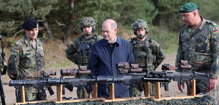 Regierungschef auf Shopping-Tour: Olaf Scholz (M.) lässt sich Mo... Regierungschef auf Shopping-Tour: Olaf Scholz (M.) lässt sich Mo...
