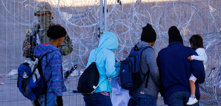 Stacheldraht statt Asylantrag: Migranten an der Grenze zwischen ...