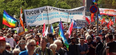 Kultur und Kinder statt Kommandozentralen: Ostermarsch in Stuttg... Kultur und Kinder statt Kommandozentralen: Ostermarsch in Stuttg...
