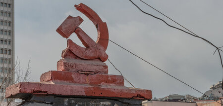 Früher an jedem Pfahl dieses Zauns: Beschädigte Hammer und Siche...