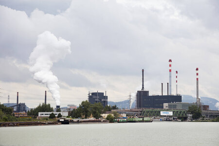 Kein schöner, aber trotzdem ein Anblick: Stahlwerk in Linz an de...