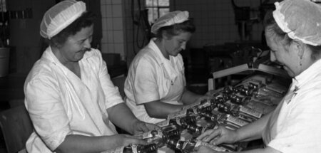 Produktion für den Markt? Arbeiterinnen in der Spirituosenfabrik...