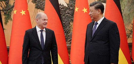 Chinas Präsident Xi Jinping (r.) empfängt Bundeskanzler Olaf Sch...
