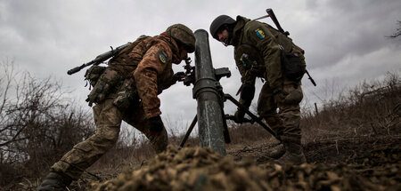 Ukrainische Soldaten bringen am Sonnabend nahe Bachmut einen Mör...