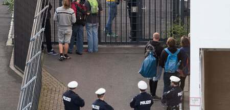 Aktivisten diskutieren am Düsseldorfer Flughafen mit Polizisten,... Aktivisten diskutieren am Düsseldorfer Flughafen mit Polizisten,...