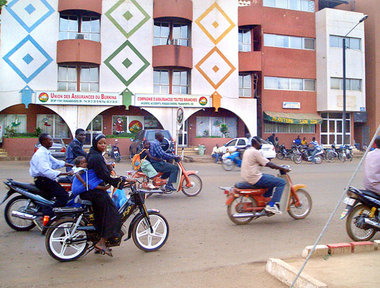 Fahrzeug aller Generationen: Mofaschwarm in Ouagadougou