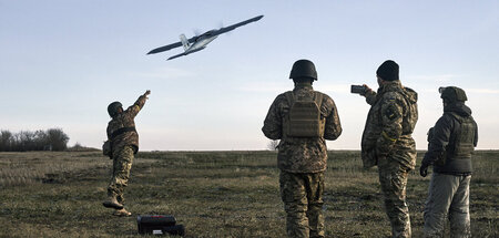 Ukrainische Soldaten starten eine Drohne nahe der Grenze zur Don...