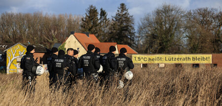 Seit Montag bereiten die Polizei und RWE die Räumung des Dorfes ...