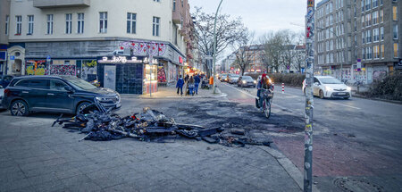 Am Tag danach: Überreste von verbrannten Mülltonnen und E-Scoote...