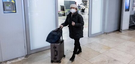 Stigmatisiert: Eine Chinesin kommt am Flughafen der spanischen H...