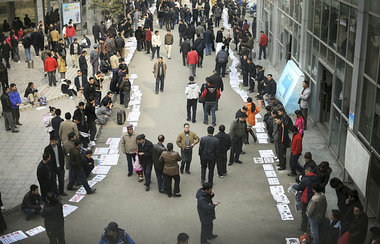 Jobbörse im chinesischen Chengdu, Februar 2009: Hunderte Wandera...