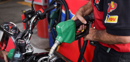 Tankstelle des staatlichen Ölkonzerns PDVSA in Caracas (2.12.202...