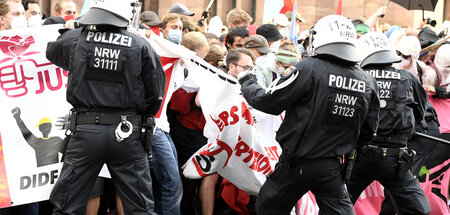 Behelmte Beamte kesseln eine Demonstration gegen das sie weiter ...