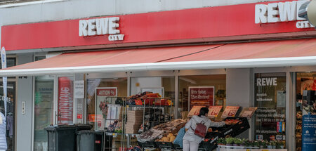 »Nicht nur gesundes Wachstum« (Rewe-Filiale in Neuss)