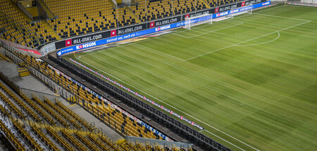 Auch hier? Leere Tribüne des Rudolf-Harbig-Stadions des Fußballv...