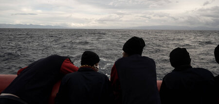 Aus Seenot gerettete Flüchtlinge an Bord der »Ocean Viking« vor ... Aus Seenot gerettete Flüchtlinge an Bord der »Ocean Viking« vor ...