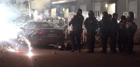 Feuerwerkskörper explodieren neben Polizisten (Berlin, 31.12.202...