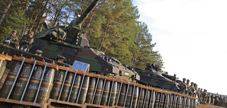 Schon geliefert: Panzerhaubitze 2000 samt Munition auf dem Trupp...