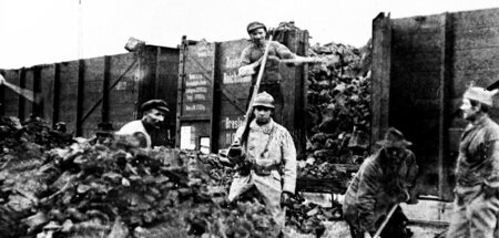 Französische Soldaten überwachen den Abtransport von Steinkohle ...