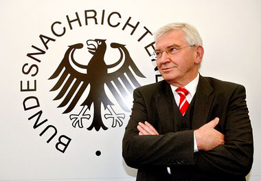 BND-Chef Uhrlau soll künftig genauer auf die Finger geschaut wer...
