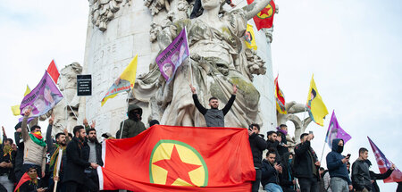Gedenken mit PKK-Fahnen und Bildern der ermordeten Kurdinnen auf...