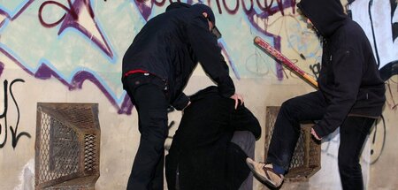 Wie viele Punks wird er von militanten Neonazis regelmäßig verfo...