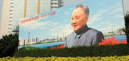 Gute Ratschläge für die DDR? Großplakat von Deng Xiaoping in She...
