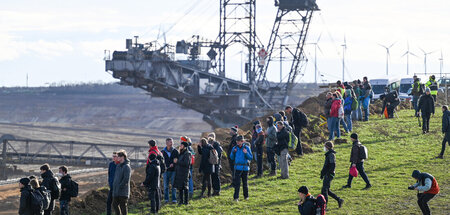 Stiller Protest: Menschen stehen am Sonntag am Rand des Tagebaus...