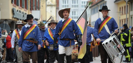 Was sind drei Deutsche? Krieg! (Revolution als Reenactment, Scho...
