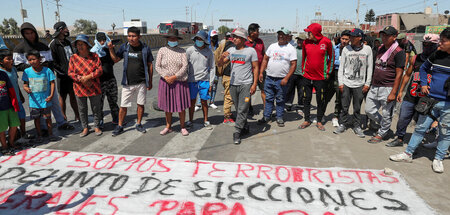 Demonstrierende blockieren einen Highway Richtung Lima und forde...