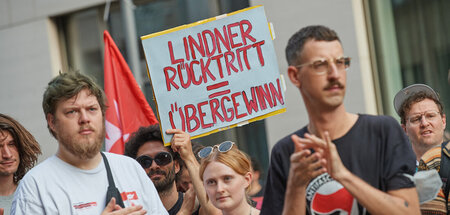 »Genug gelindnert«: Proteste vor der FDP-Parteizentrale in Berli...