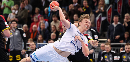 Zieh ab, Junge: Islands Gisli Thorgeir Kristjansson wirft gleich...