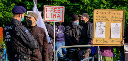 Solidarisch mit den Angeklagten: Demonstration vor dem Oberlande...