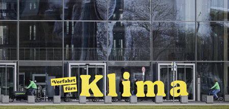 Greenpeace-Aktivisten zeigten am Rande des kostümierten Autogipf...