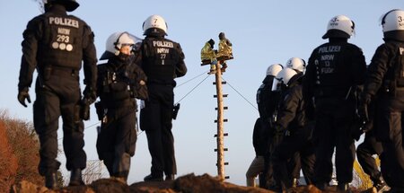 Das von Aktivisten errichtete Monopod wurde am Dienstag von der ...