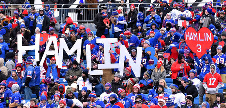 Nette Geste: Fans der Buffalo Bills grüßen Damar Hamlin (Orchard...