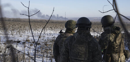 Ukrainische Soldaten schauen auf Soledar (11.1.2023)