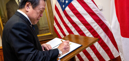 Japans Kriegsminister Yasukazu Hamada im Pentagon (September 202...