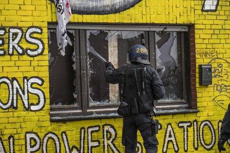 Klingel defekt: Polizei betritt das Haus